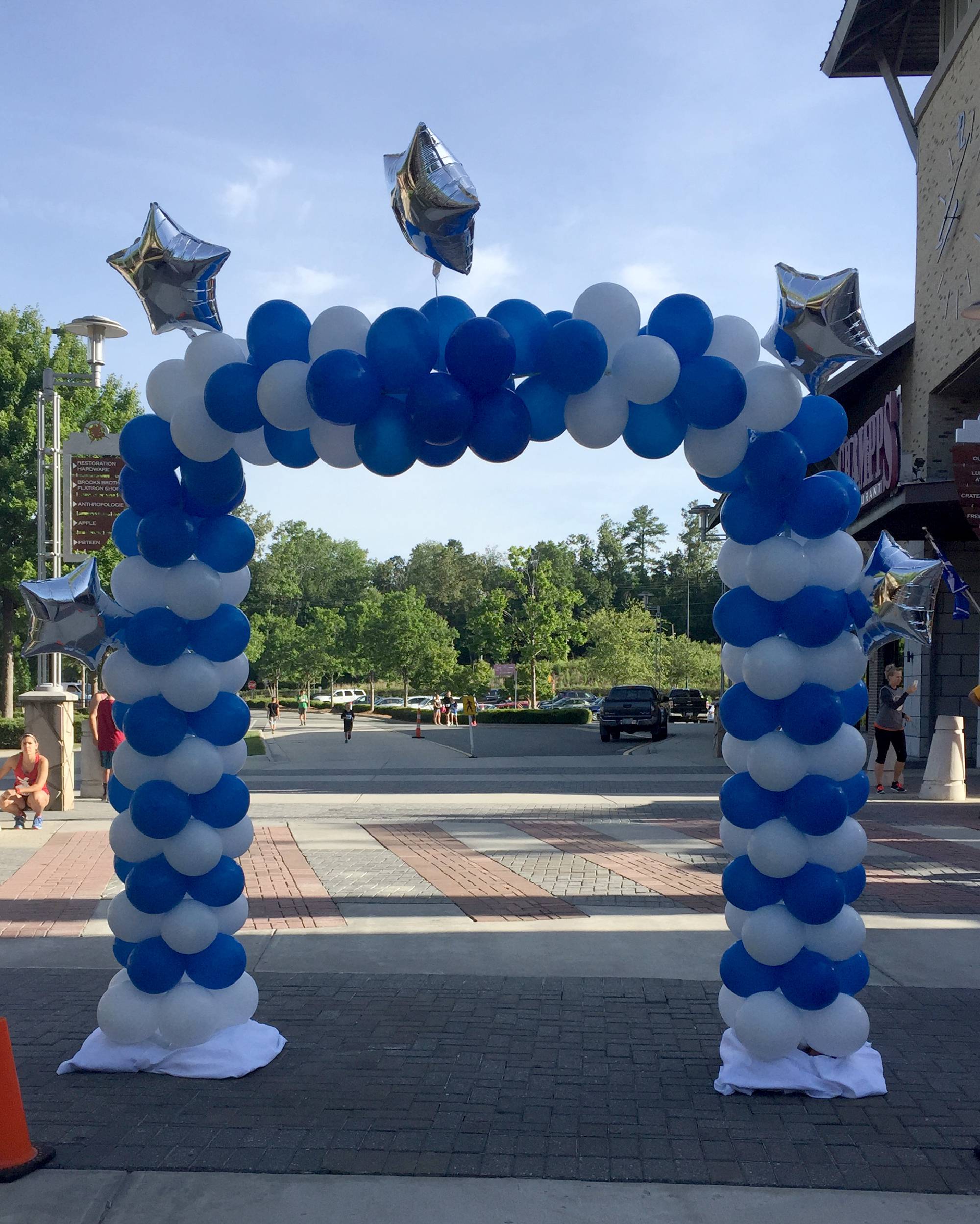 Balloon arch for 5K road race in Durham